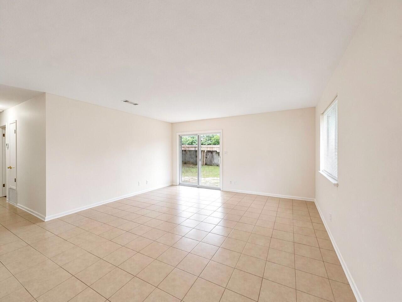 322 Pelham Road, Unit C Fort Walton Beach, FL 32547 - Photo 3 of 14 07-interior_living_room_1