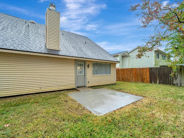 a view of a backyard