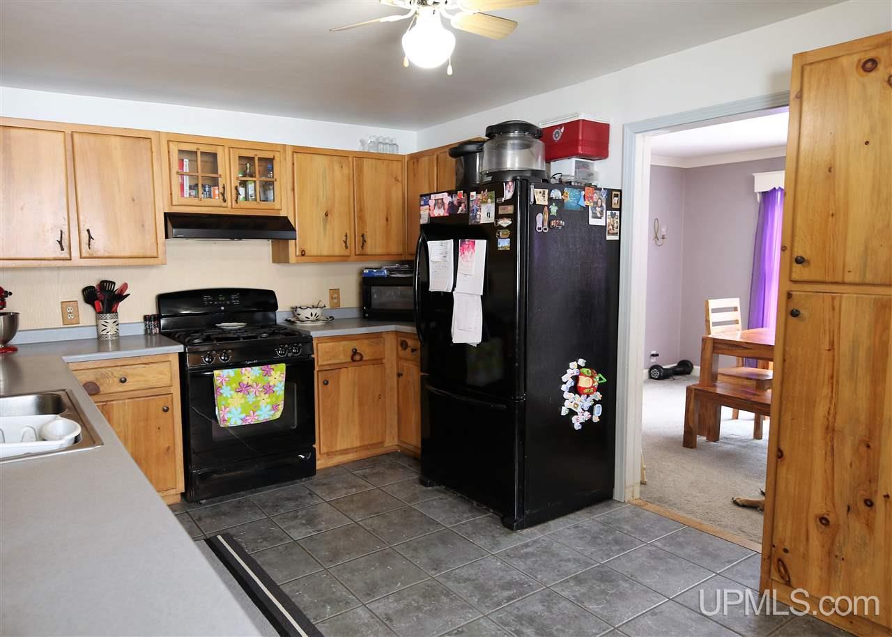 636 East Division Street Ishpeming, MI 49849 - Photo 3 of 43