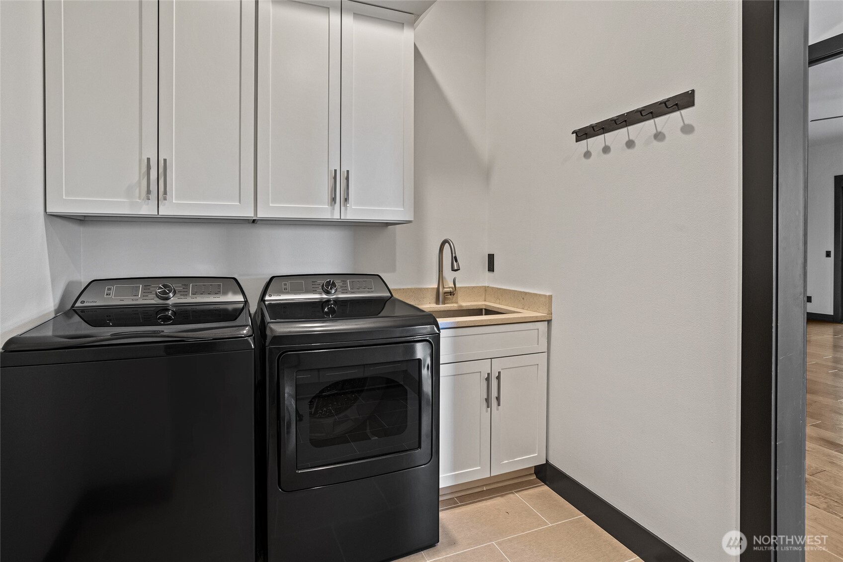4305 Catalyss Way Yakima, WA 98908 - Photo 7 of 35 a utility room with dryer and washer