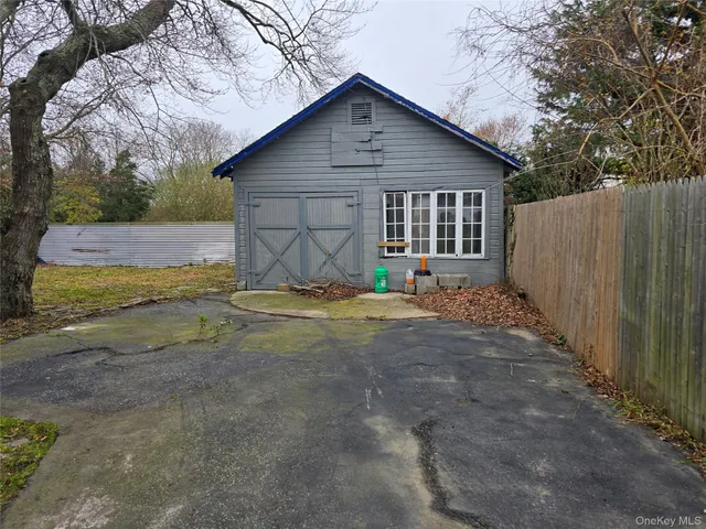 a view of a house with backyard and trees
