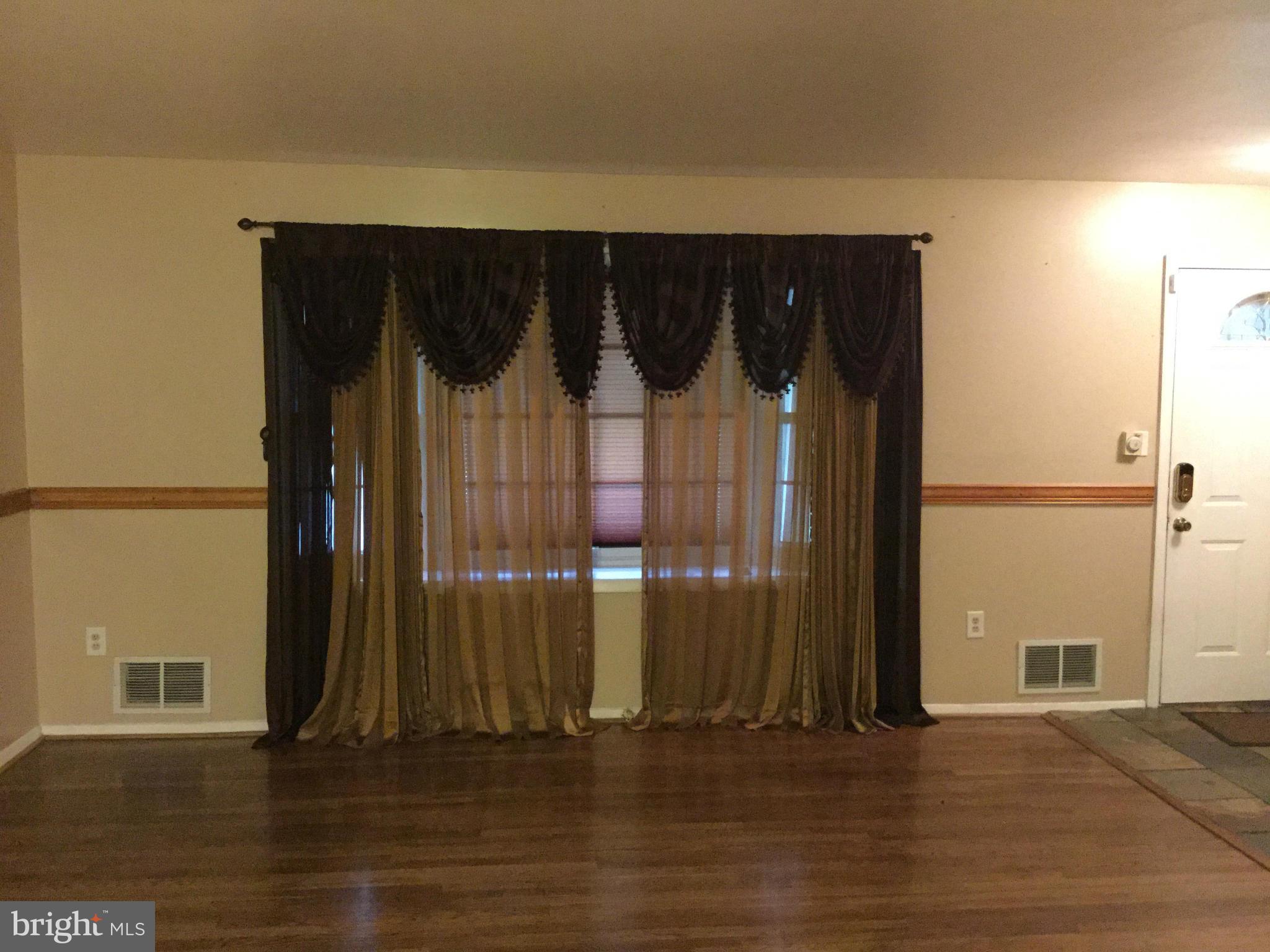 6813 Nashville Road Hyattsville, MD 20784 - Photo 7 of 20 Living Room