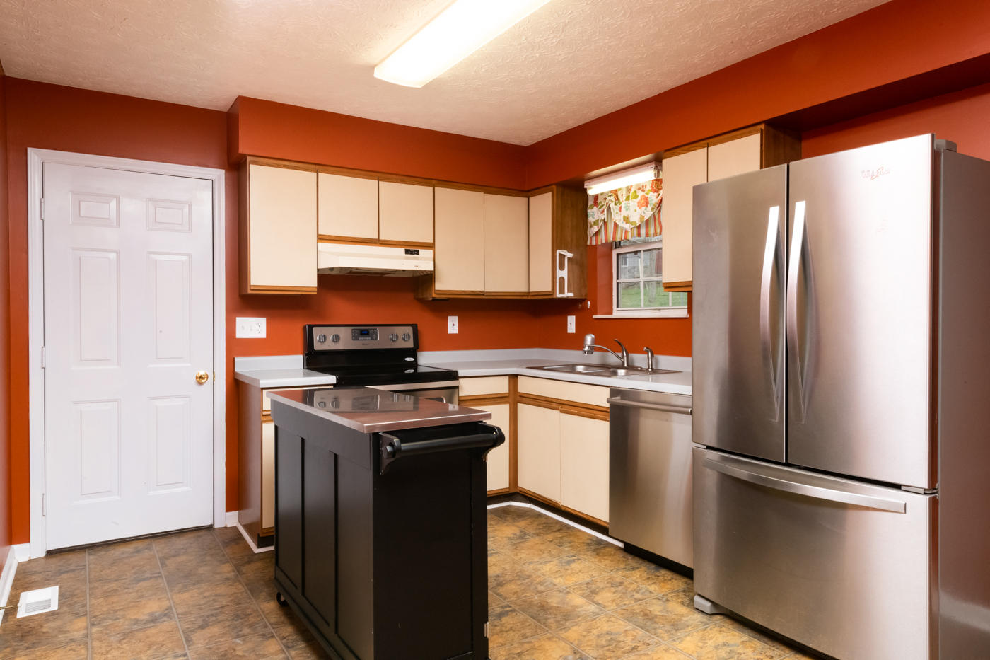 110 Watkins Road East Loudon, TN 37774 - Photo 5 of 15 Kitchen w/ Roll Away Island