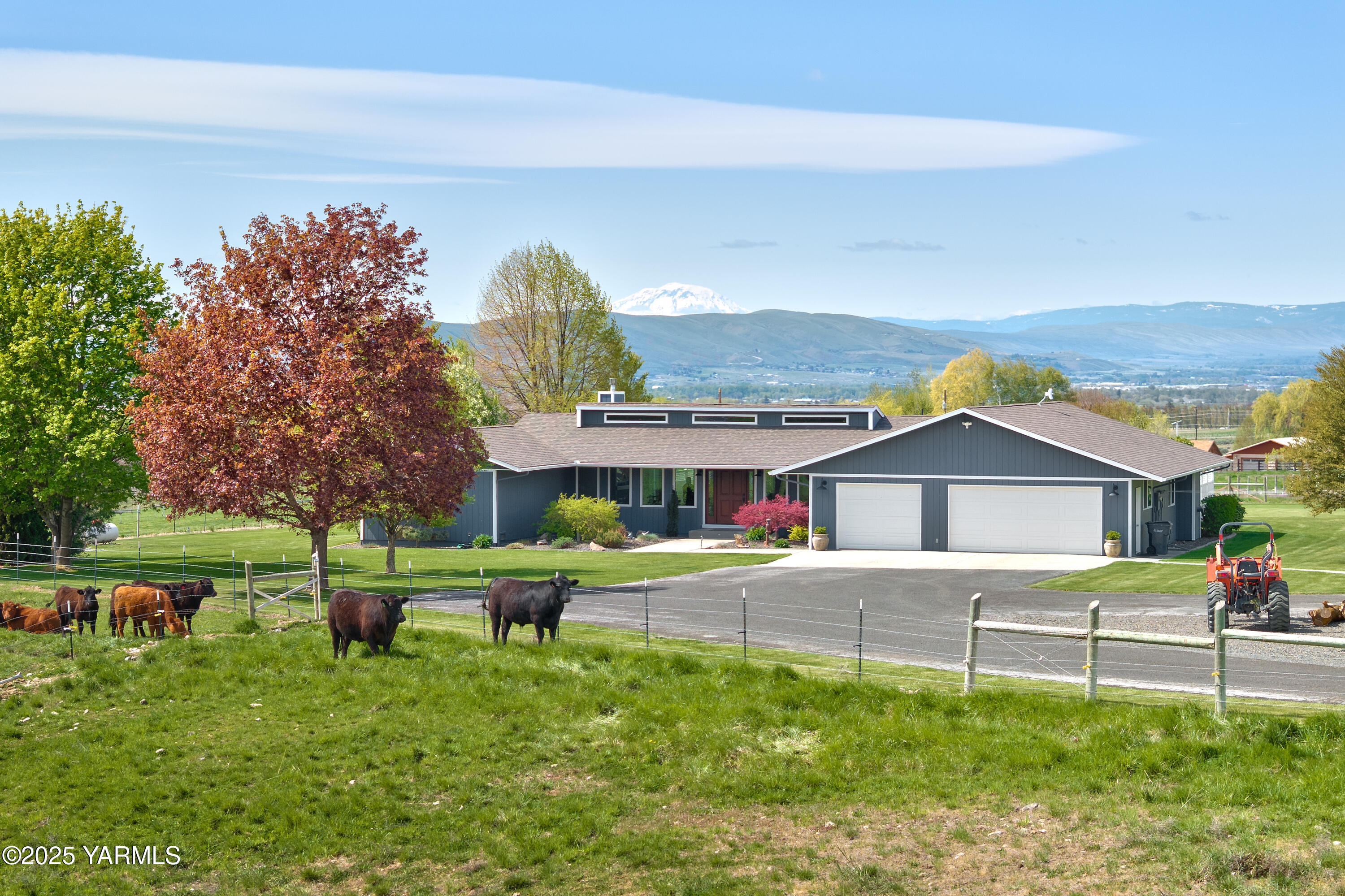 9370 Bittner Road Yakima, WA 98901 - Photo 1 of 38 a front view of a house with a yard