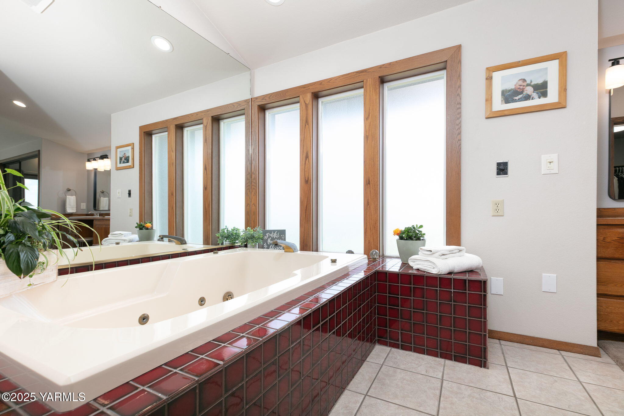 9370 Bittner Road Yakima, WA 98901 - Photo 22 of 38 a bathroom with a bathtub and a sink