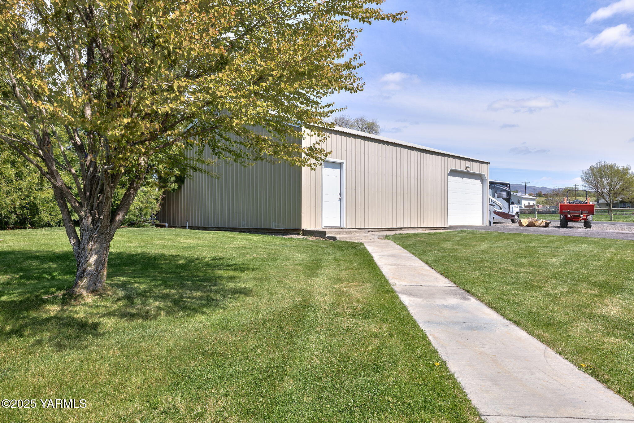 9370 Bittner Road Yakima, WA 98901 - Photo 33 of 38 a front view of a house with garden