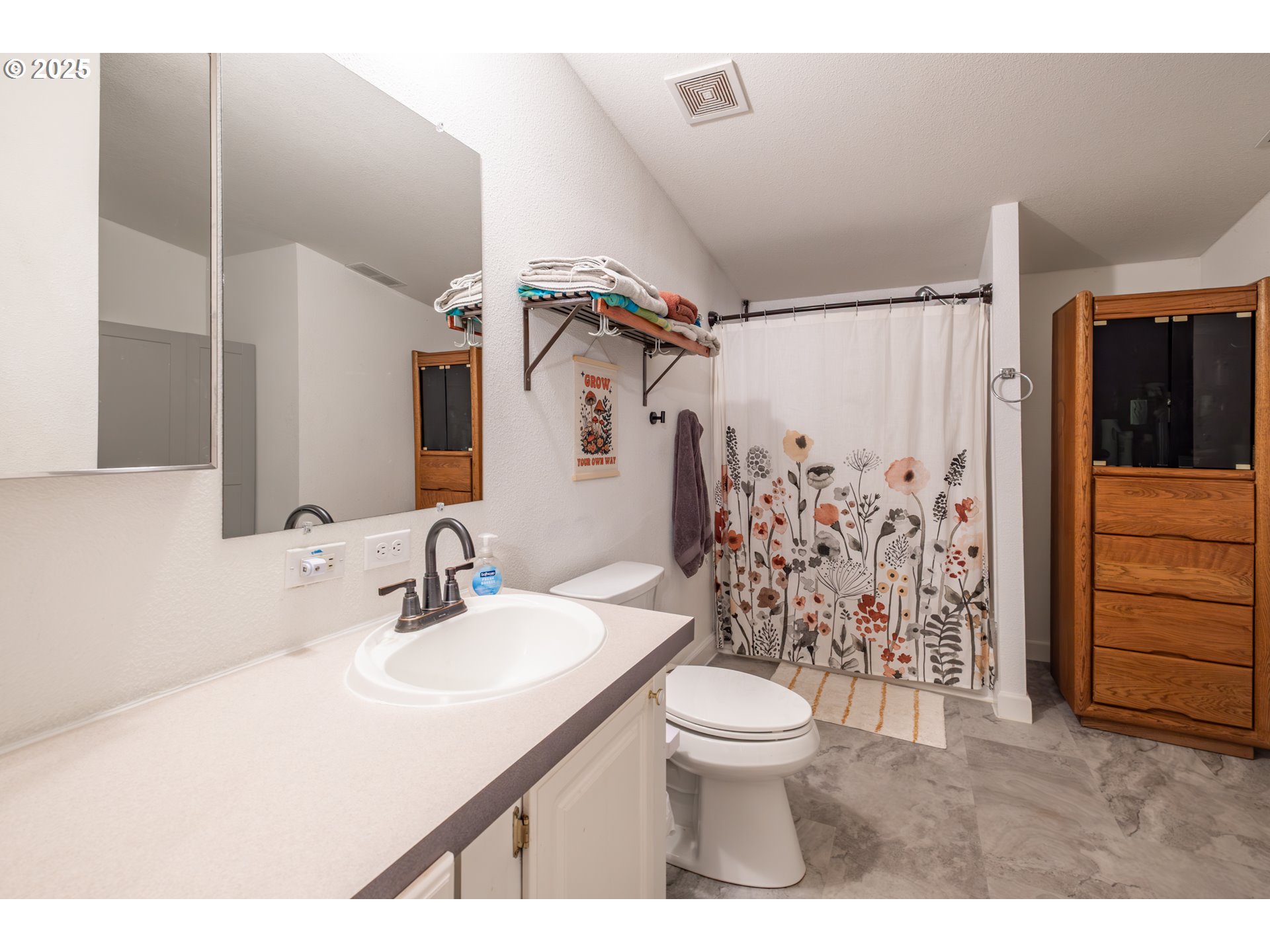 31101 Berlin Road Lebanon, OR 97355 - Photo 7 of 41 a bathroom with a sink toilet and shower