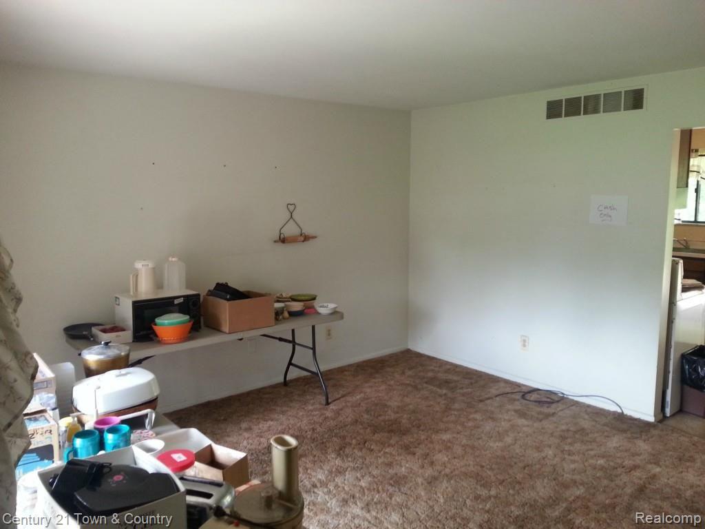 6516 Clarkston Road Clarkston, MI 48346 - Photo 8 of 19 Living room
