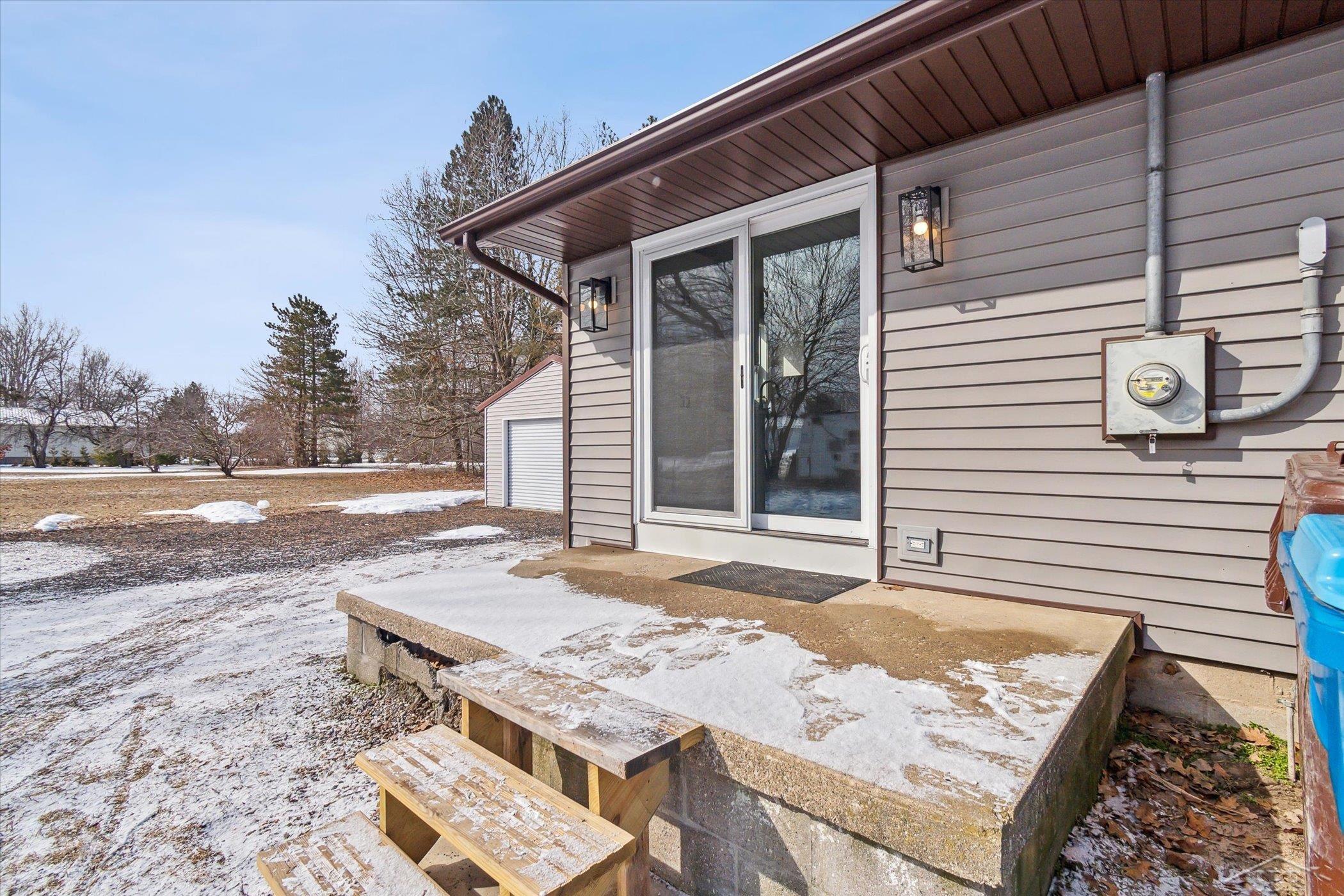 1660 South Huron Road Kawkawlin, MI 48631 - Photo 5 of 32 50103730-4.JPG
