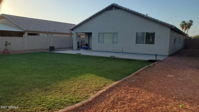 a view of a back yard of the house