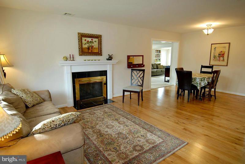 4130 Conrad Road Alexandria, VA 22312 - Photo 8 of 28 Living Room