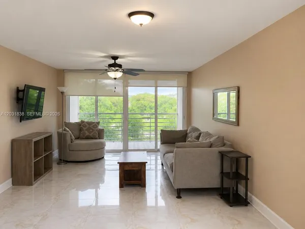 $2,700 | 9420 Tangerine Place, Unit 401, Davie, FL 33324