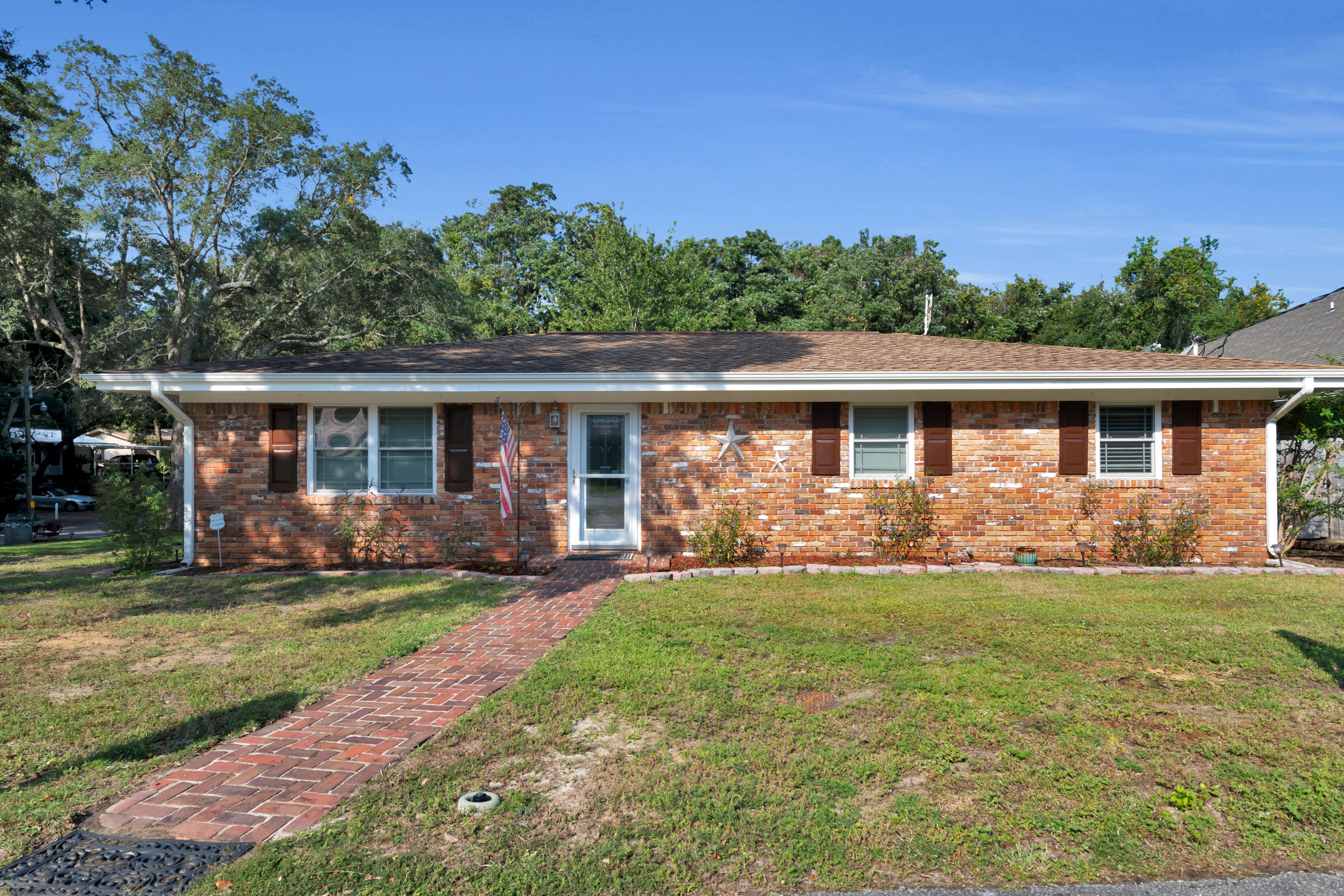 4 Roundabend Road Shalimar, FL 32579 - Photo 2 of 39 front view of a house with a yard