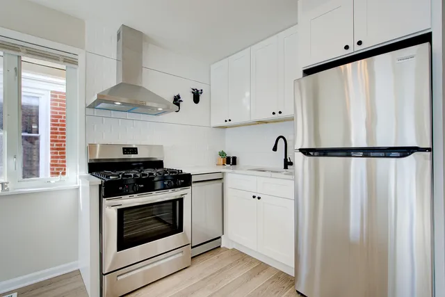 $2,500 | 7519 West Argyle Street, Harwood Heights, IL 60706