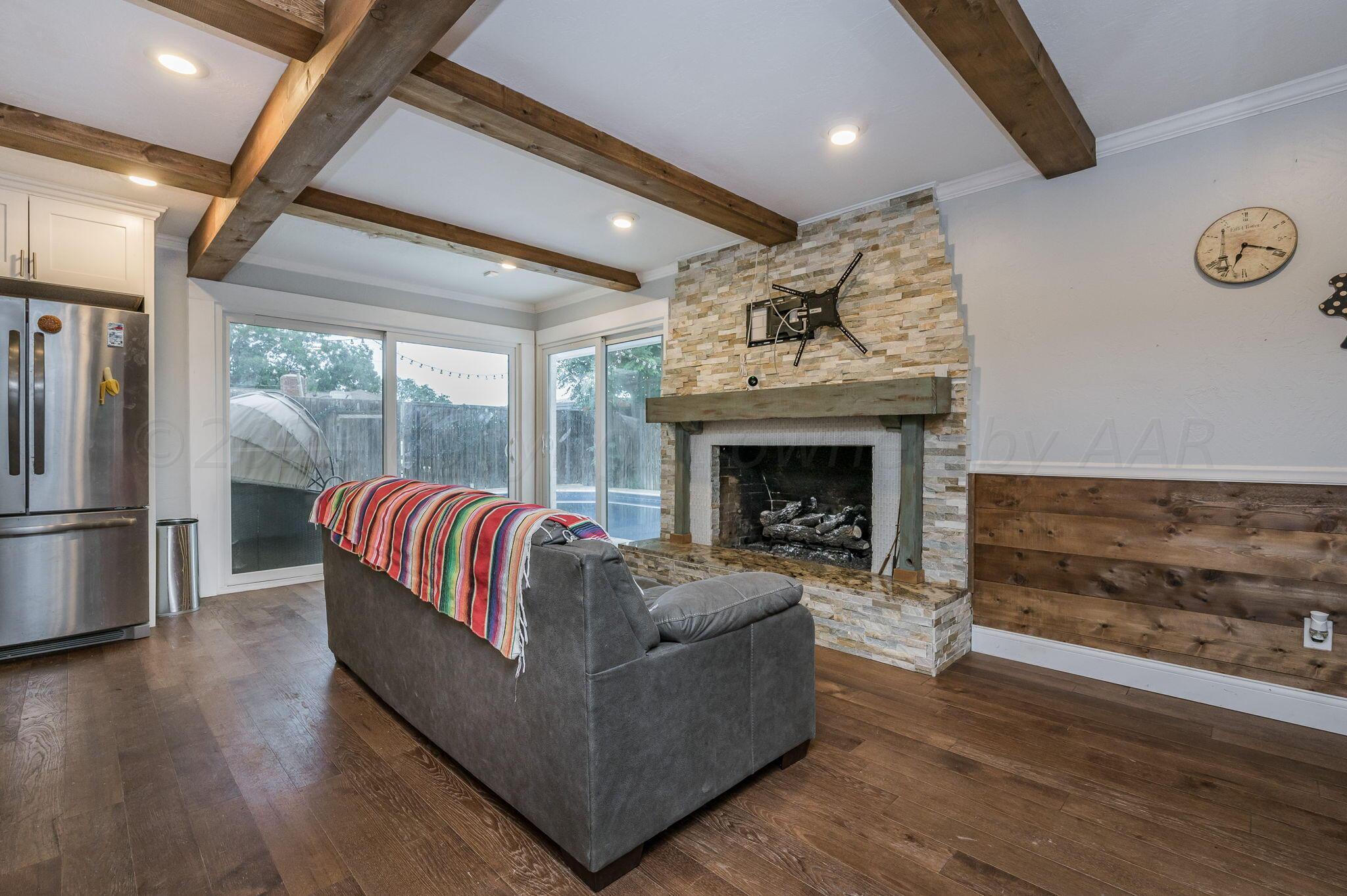 7202 Jameson Road Amarillo, TX 79106 - Photo 3 of 30 Living Room