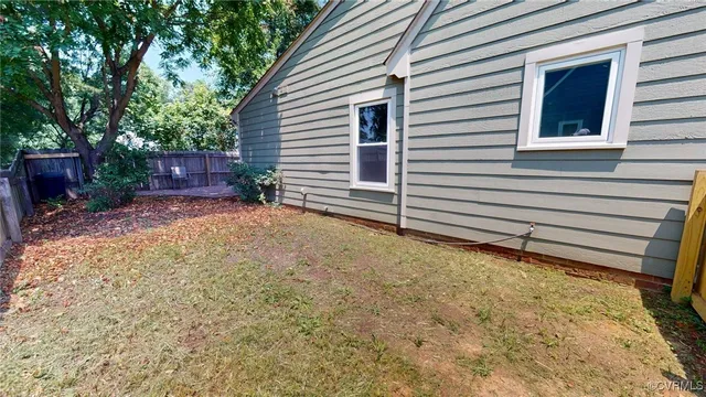 a view of a house with backyard and garden