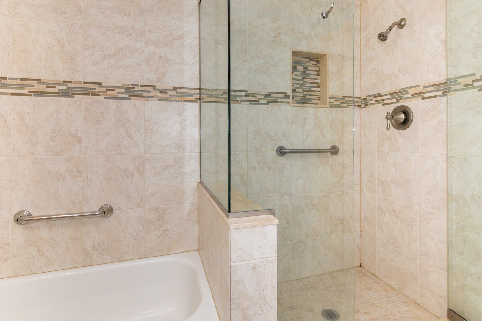 910 Persimmon Lane, Unit B Mount Prospect, IL 60056 - Photo 14 of 31 a bathroom with a shower