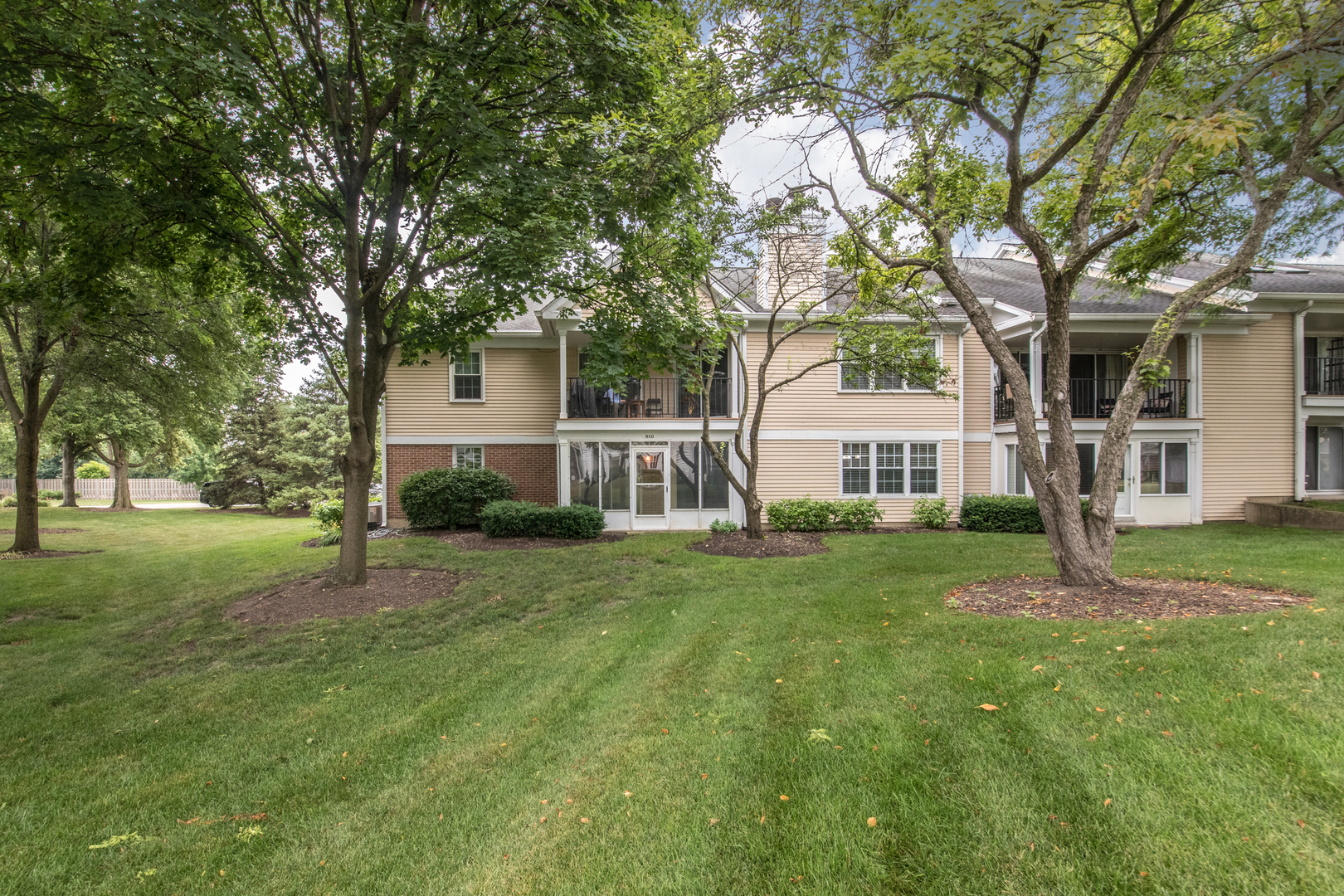910 Persimmon Lane, Unit B Mount Prospect, IL 60056 - Photo 27 of 31 a view of a house with a yard