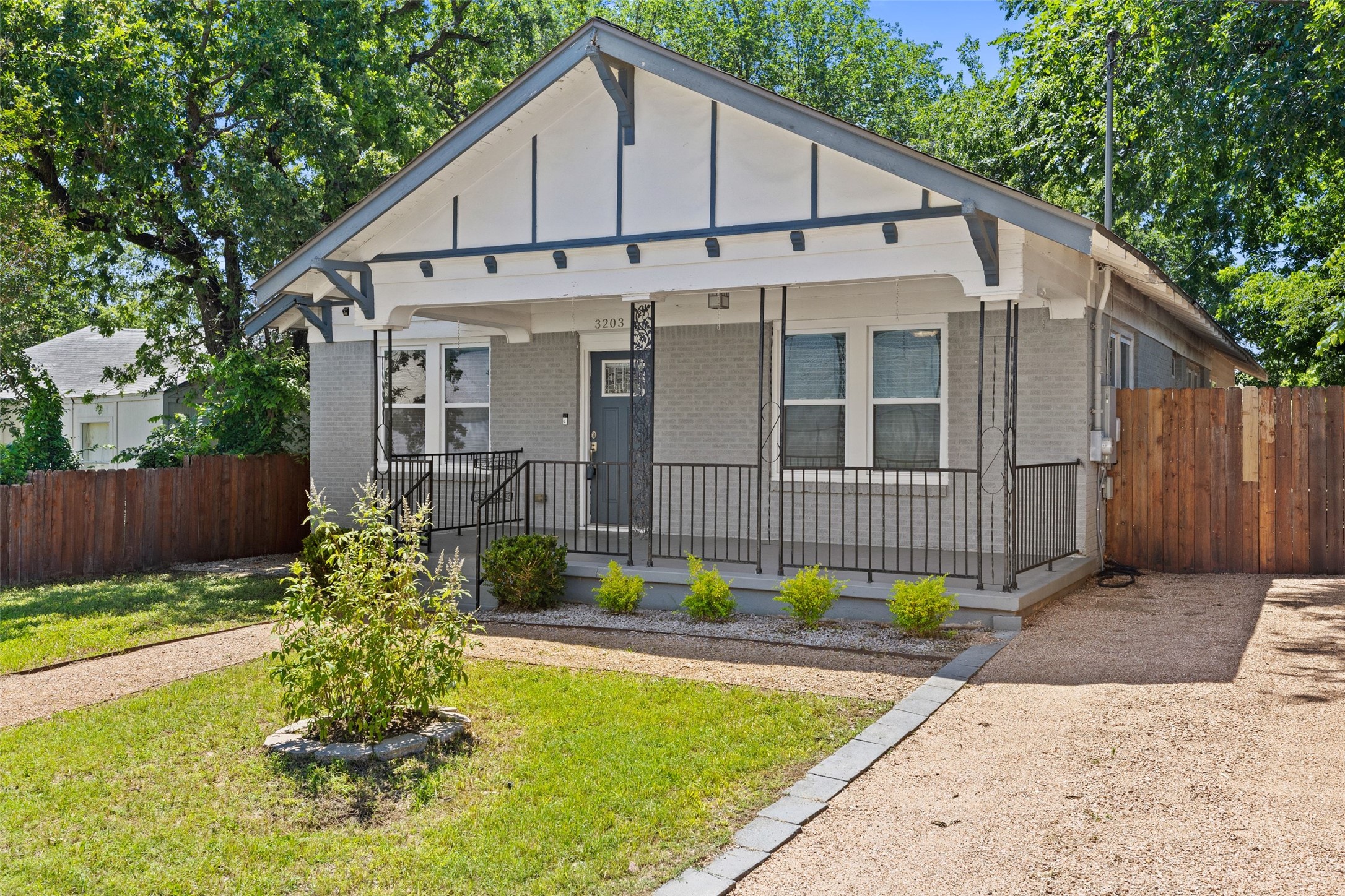 3203 East 18th Street Austin, TX 78721 - Photo 3 of 38