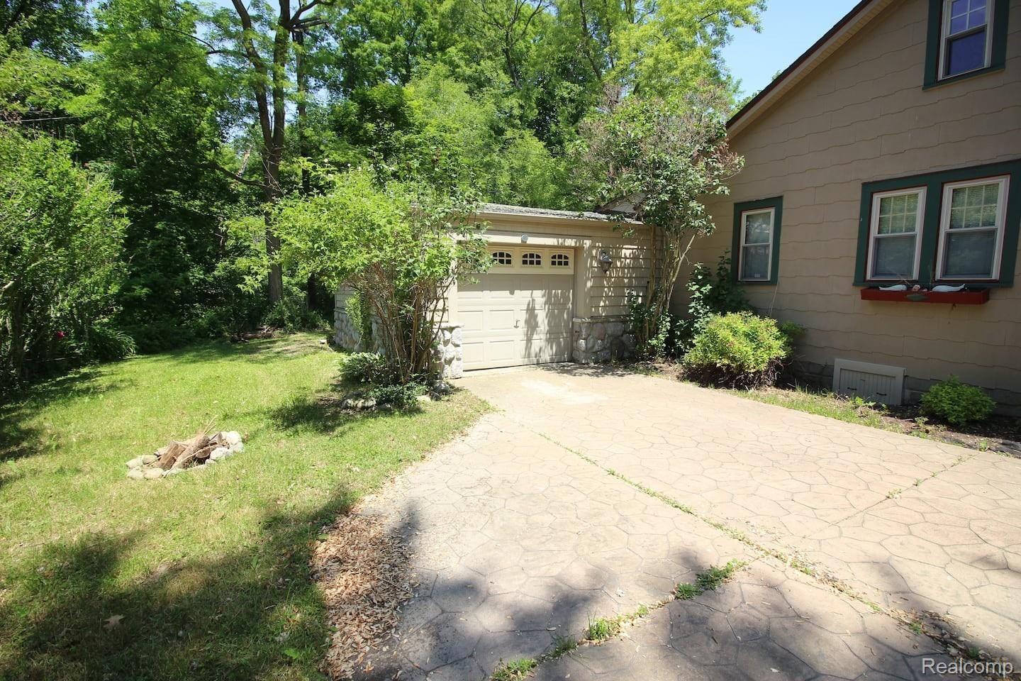 7381 Walbridge Road Lexington, MI 48450 - Photo 4 of 31 w-outside garage.jpg