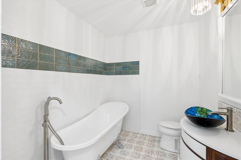 3600 Westcliff Road South Fort Worth, TX 76109 - Photo 23 of 38 a bathroom with a toilet a sink and mirror