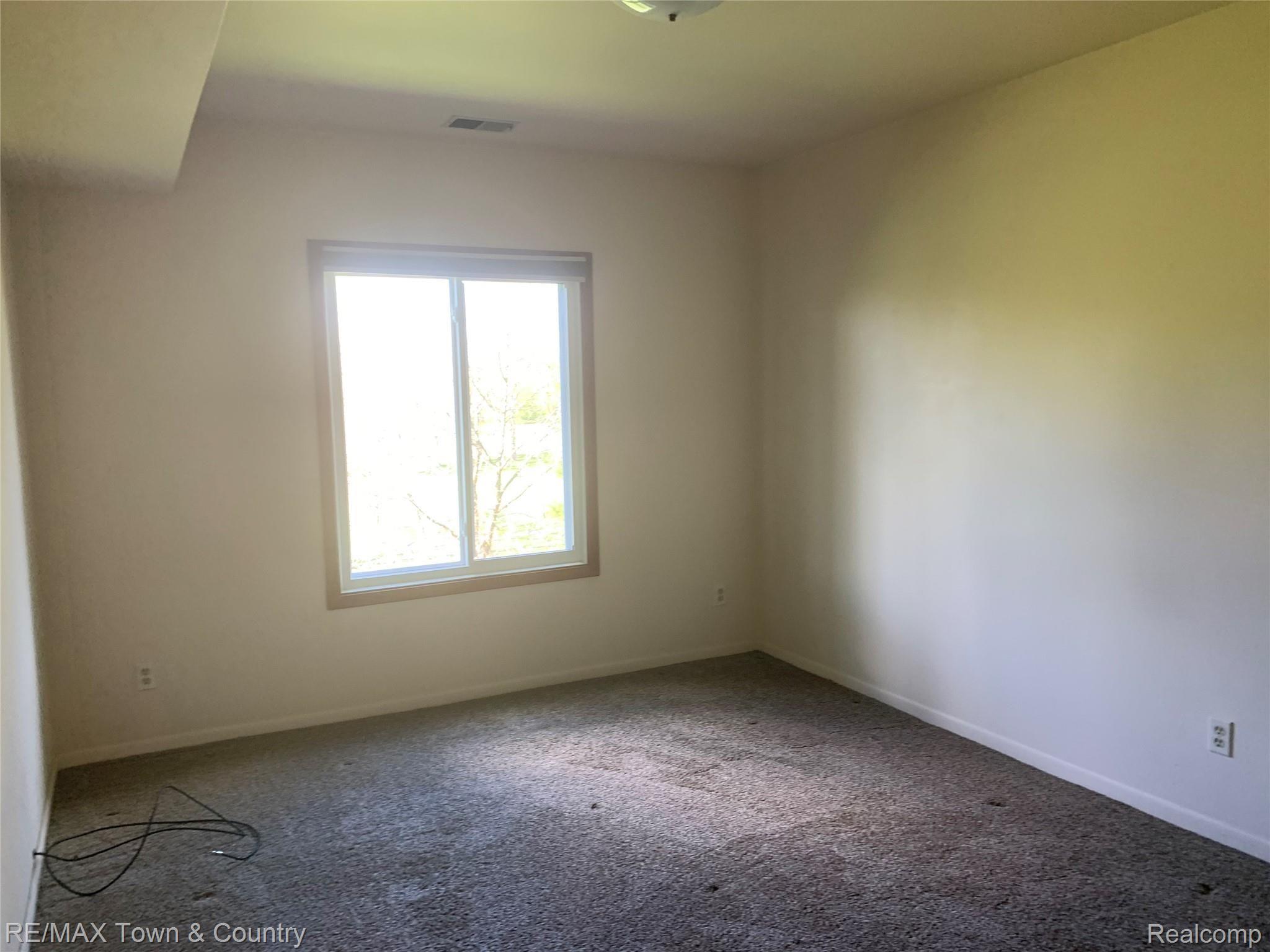 1386 Flushing Road Flushing, MI 48433 - Photo 24 of 33 townbed23.jpg