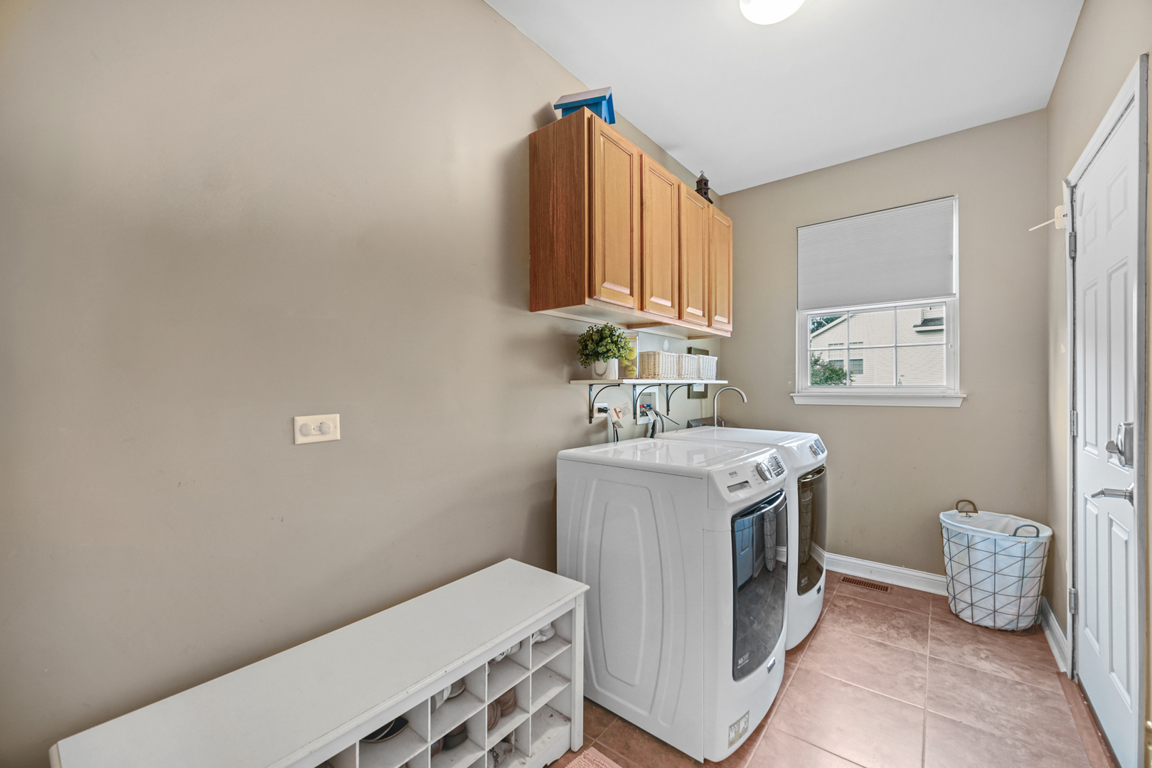 1826 Prairie Ridge Circle Lindenhurst, IL 60046 - Photo 12 of 39 a utility room with a sink a washer and dryer