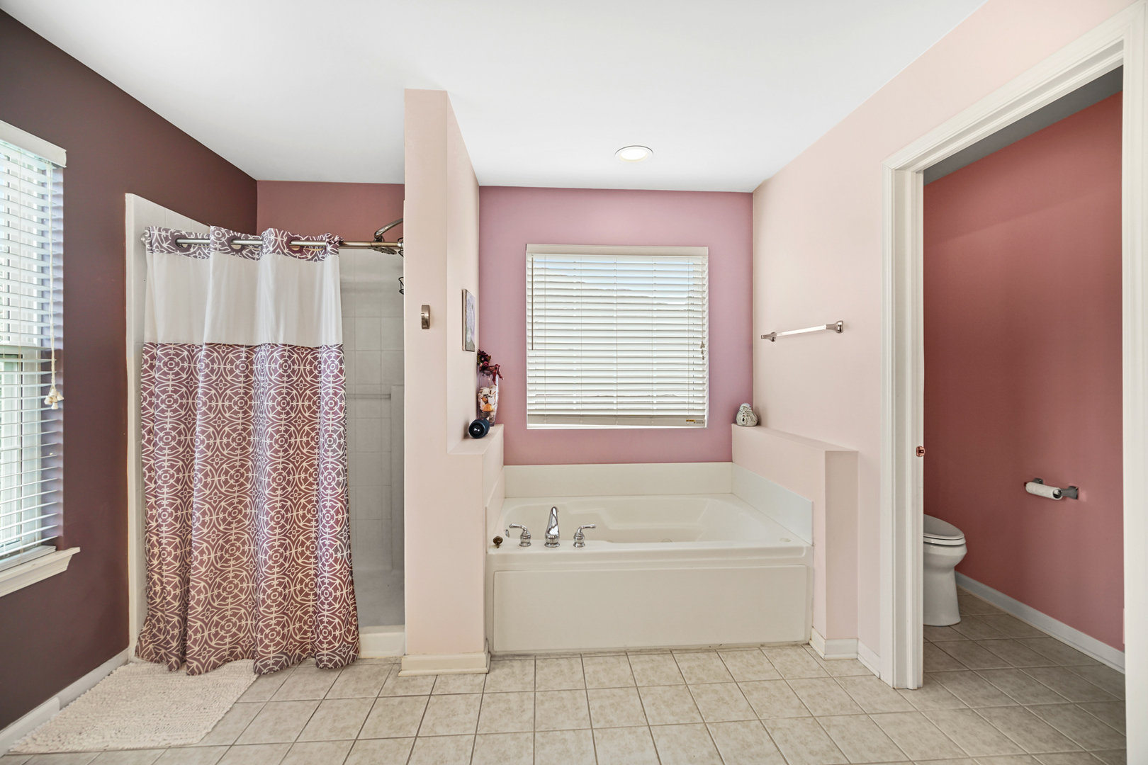 1826 Prairie Ridge Circle Lindenhurst, IL 60046 - Photo 17 of 39 a bathroom with a bathtub and shower