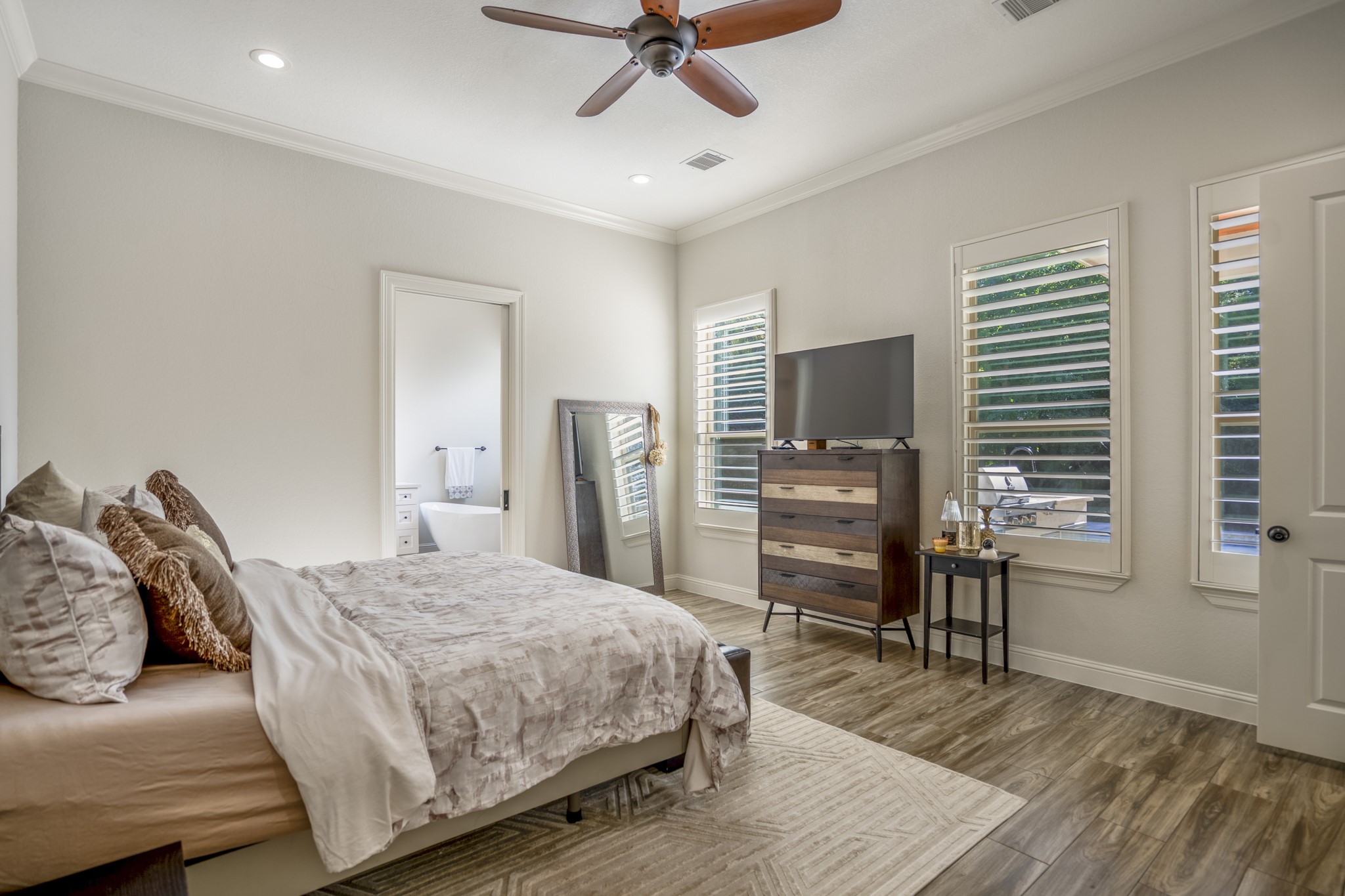 25202 Wilkes Park Road Tomball, TX 77375 - Photo 23 of 50 Bedrooms include premium shutters for convenience, privacy and light control.