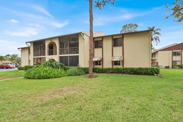 $156,000 | 338 Knotty Pine Circle, Unit D1, Greenacres, FL 33463