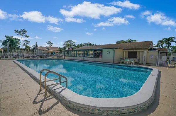 $156,000 | 338 Knotty Pine Circle, Unit D1, Greenacres, FL 33463