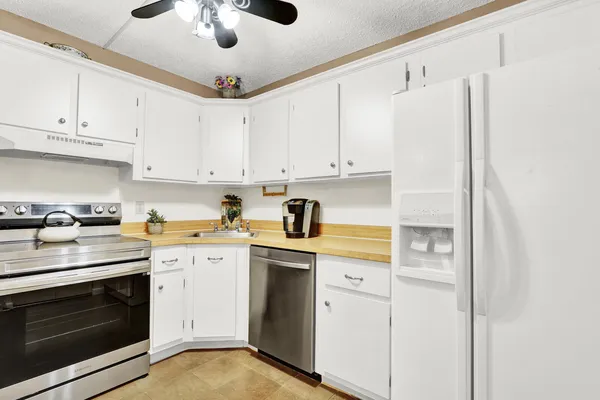 $156,000 | 338 Knotty Pine Circle, Unit D1, Greenacres, FL 33463