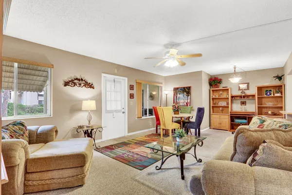 $156,000 | 338 Knotty Pine Circle, Unit D1, Greenacres, FL 33463