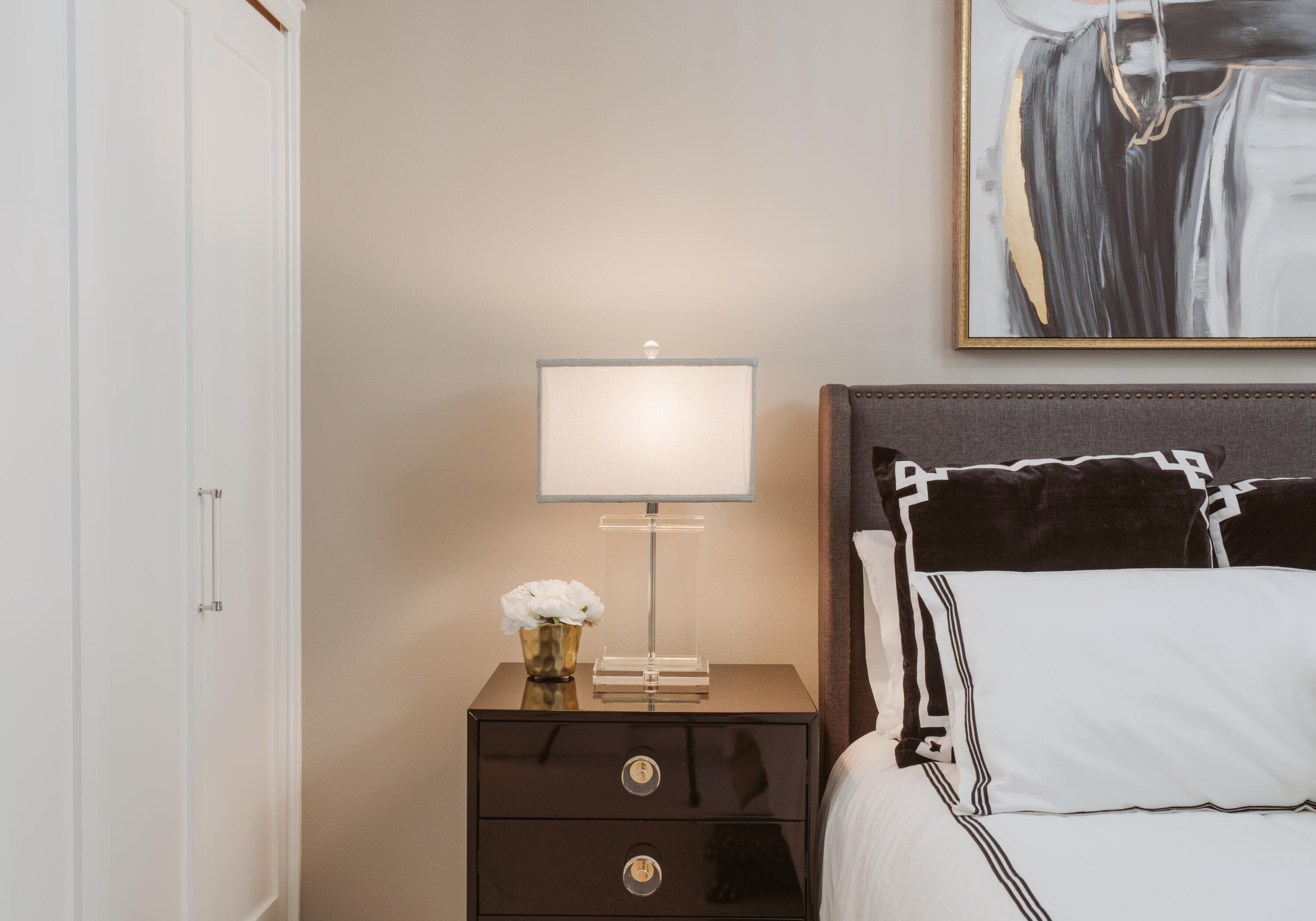 844 Meigs Road Santa Barbara, CA 93109 - Photo 19 of 32 a bathroom with a sink and a mirror