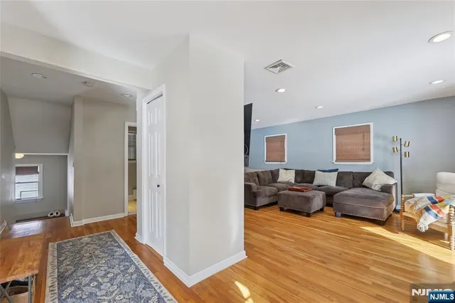 $799,900 | 363 Vesta Court, Ridgewood, NJ 07450