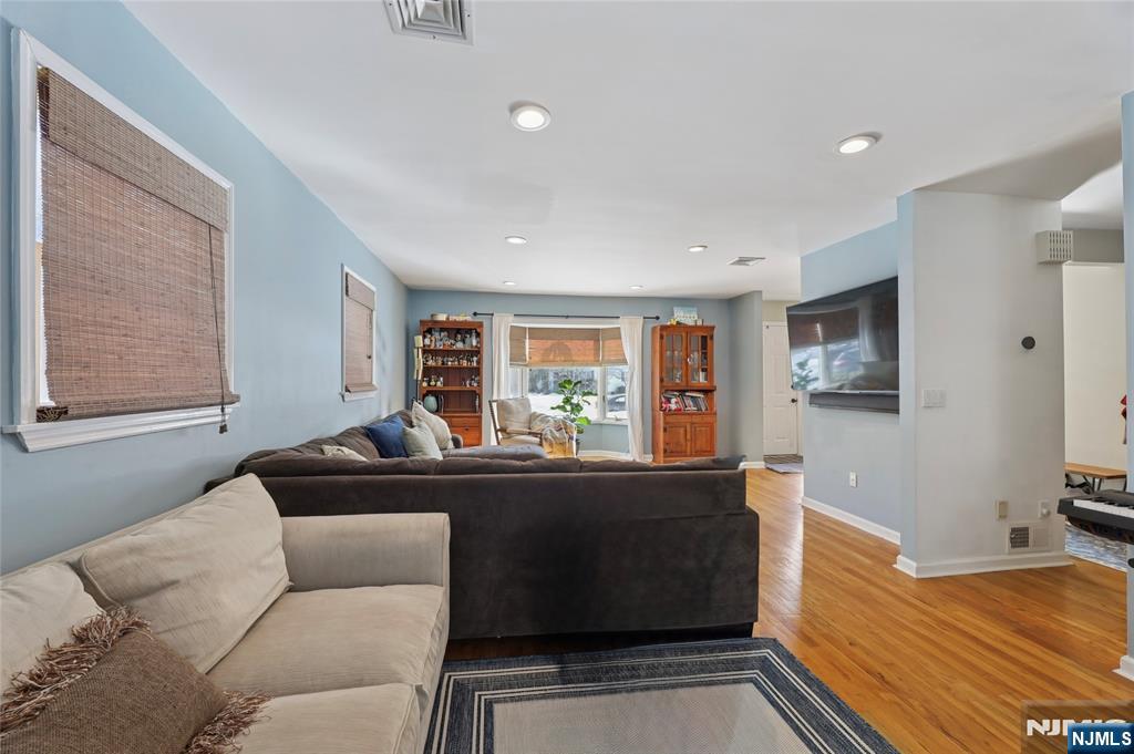 363 Vesta Court Ridgewood, NJ 07450 - Photo 5 of 29