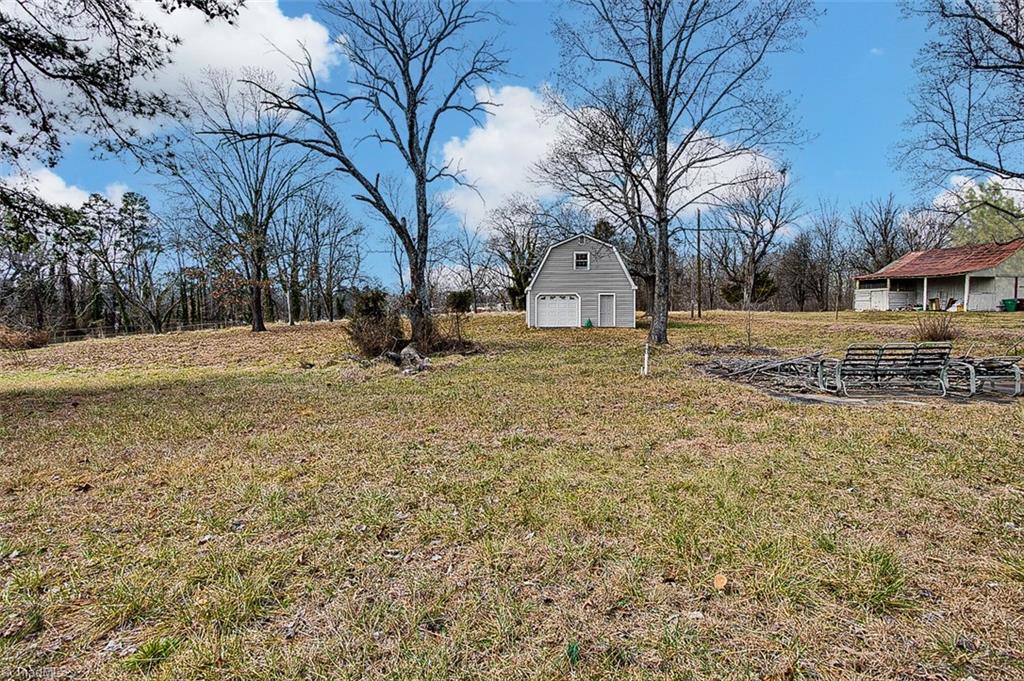 3321 Dillon Road Jamestown, NC 27282 - Photo 10 of 36 Gallery Image 10
