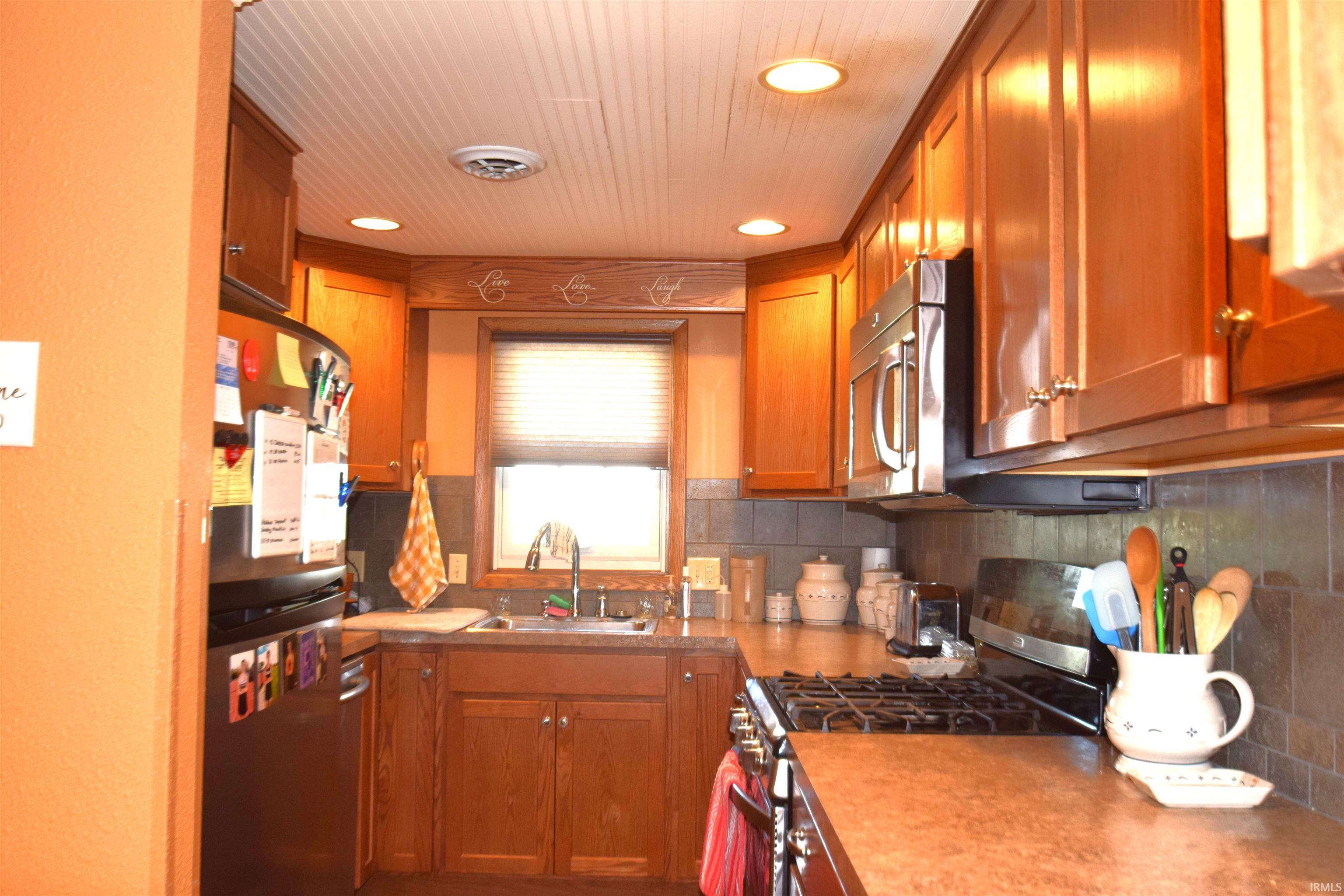 9942 Lincoln Road Syracuse, IN 46567 - Photo 10 of 36 Gallery Image 10