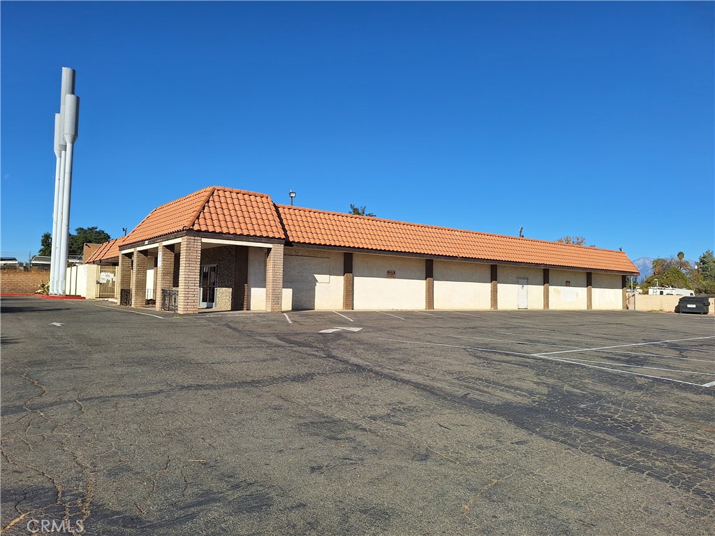 10303 Arlington Avenue Riverside, CA 92505 - Photo 2 of 29 Right Side