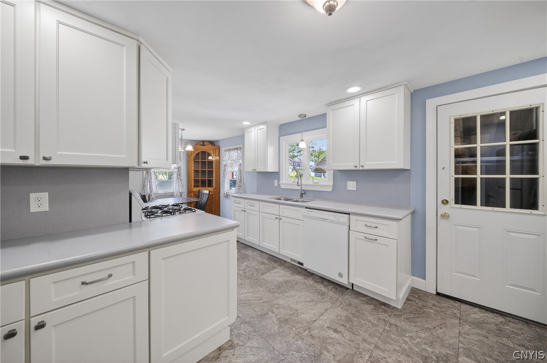 313 South Terry Road Syracuse, NY 13219 - Photo 8 of 30