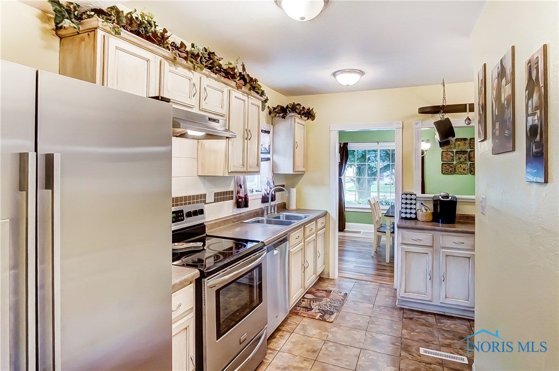 215 Colony Road Rossford, OH 43460 - Photo 10 of 36 Gallery Image 10