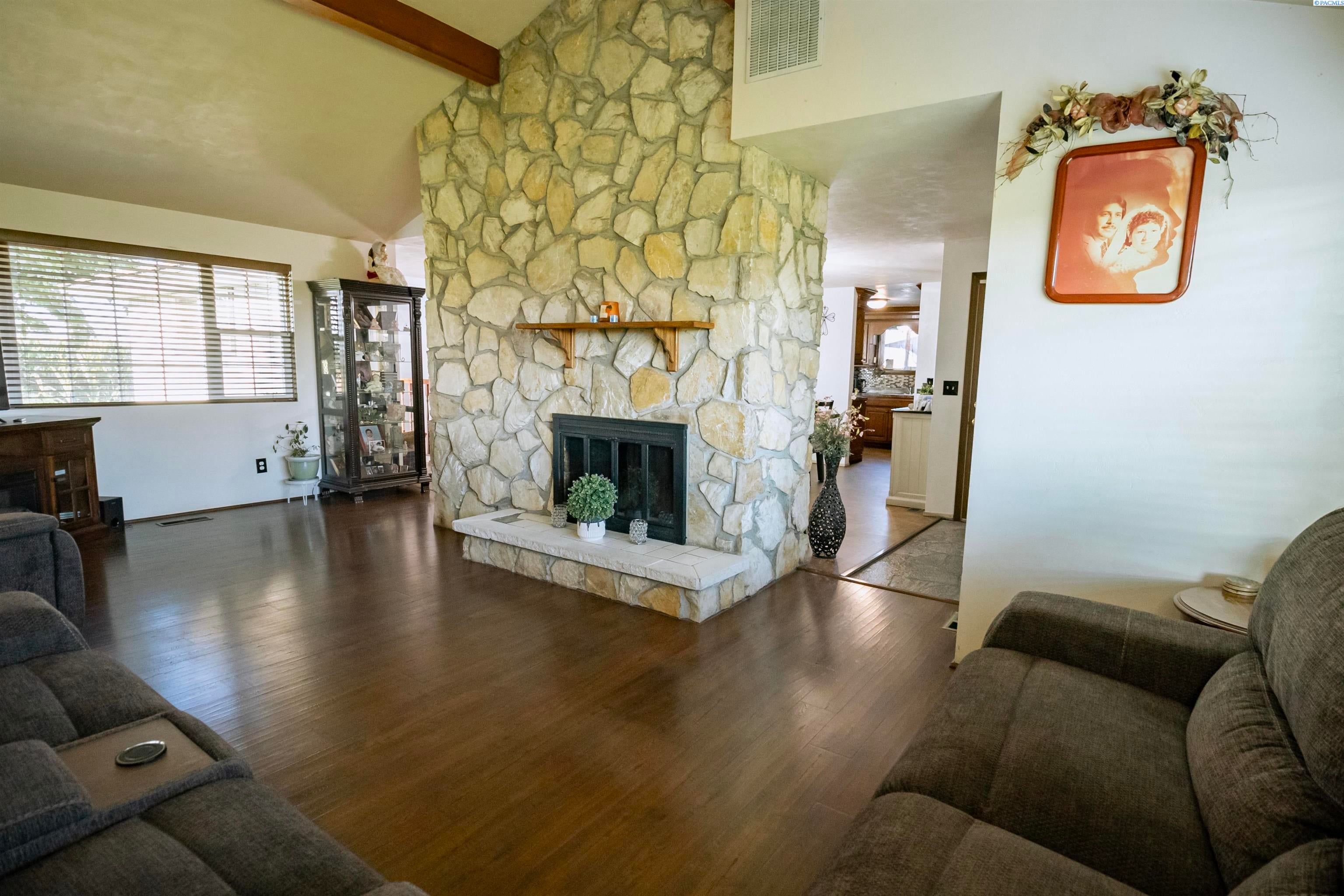 691 Van Belle Road Granger, WA 98932 - Photo 8 of 46 Gallery Image 8