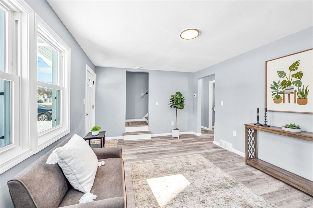 297 Breckwood Boulevard Springfield, MA 01109 - Photo 5 of 26