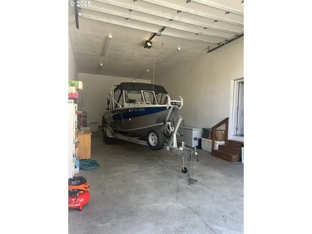 a view of a livingroom with furniture and a ceiling fan