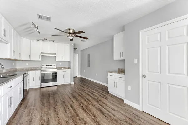 $2,050 | 520 East Defee Avenue, Baytown, TX 77520