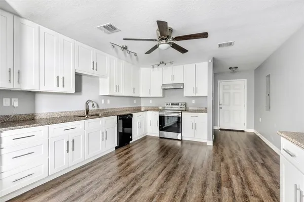 $2,050 | 520 East Defee Avenue, Baytown, TX 77520