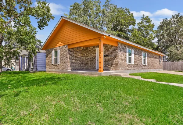 $2,050 | 520 East Defee Avenue, Baytown, TX 77520