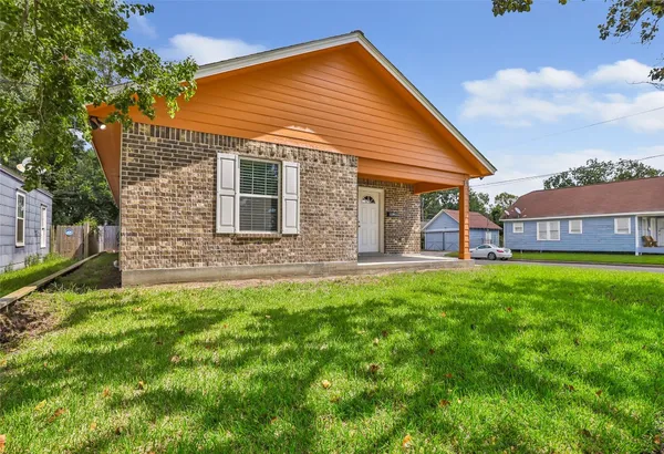 $2,050 | 520 East Defee Avenue, Baytown, TX 77520