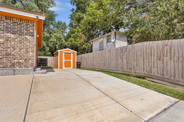 $2,050 | 520 East Defee Avenue, Baytown, TX 77520