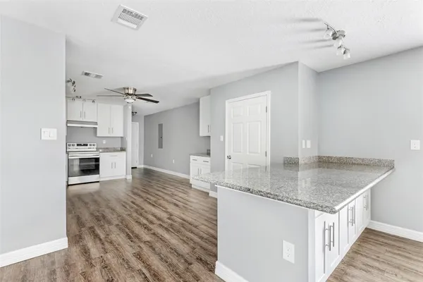 $2,050 | 520 East Defee Avenue, Baytown, TX 77520